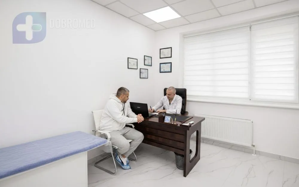 Лікар нарколог центру Добро ставить крапельницю пацієнту, Одеса