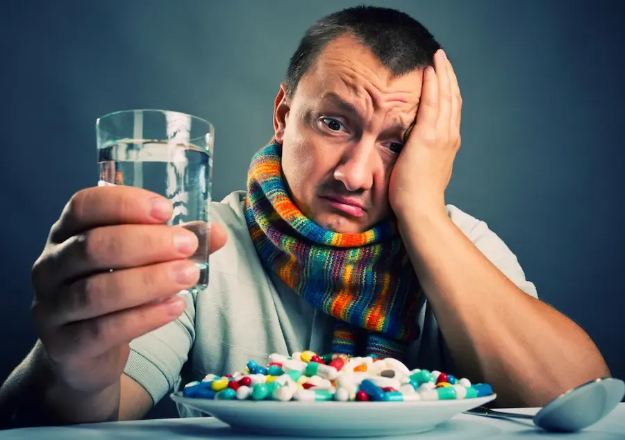 Силуэт человека на фоне городских огней