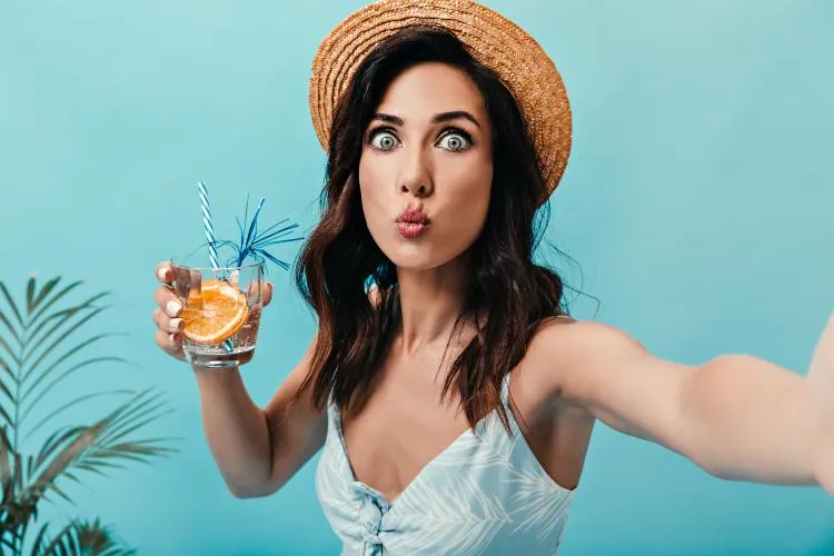 Лікар-нарколог ставить детоксикаційну крапельницю пацієнту вдома