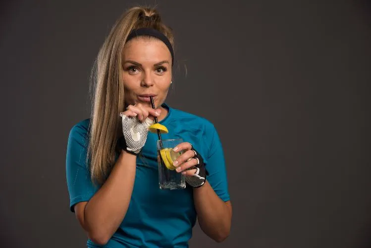 Лікар-кардіолог обстежує пацієнта з алкогольною кардіоміопатією