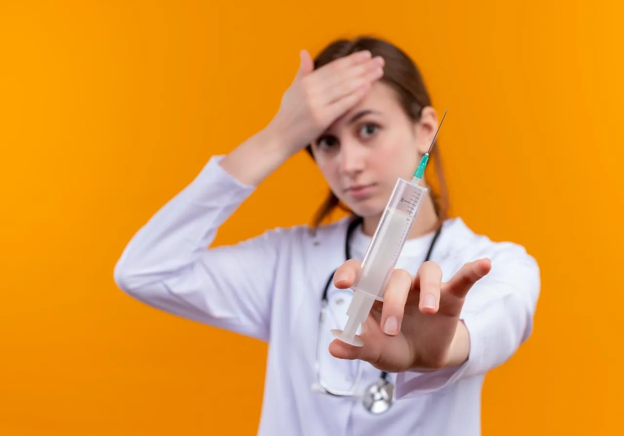 Врач-нарколог консультирует пациента с диабетом о методах кодирования