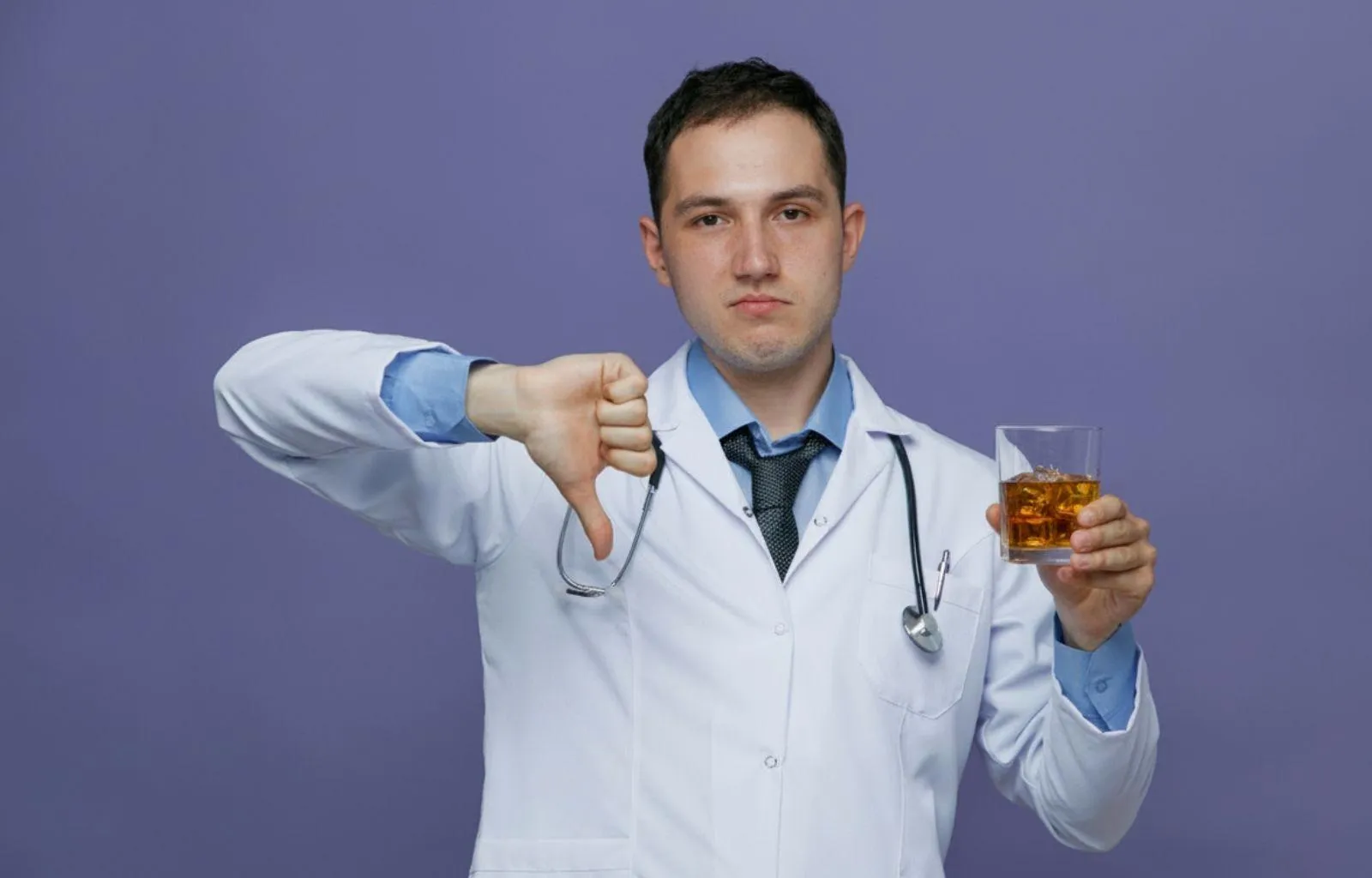 Врач-нарколог лечит пациента с алкогольным делирием в стационаре