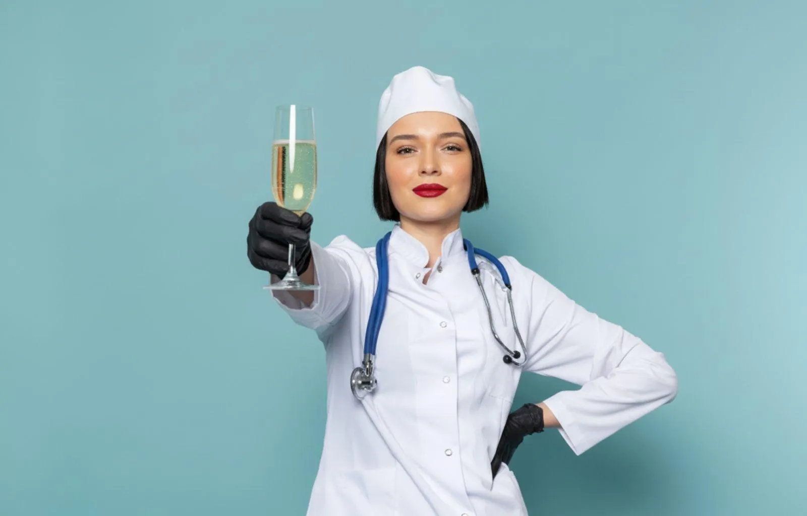 Врач-нарколог проводит вывод из запоя на дому