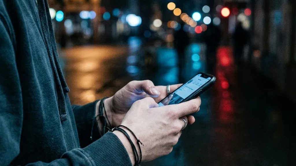 Подросток со смартфоном ночью: опасность Telegram-ботов