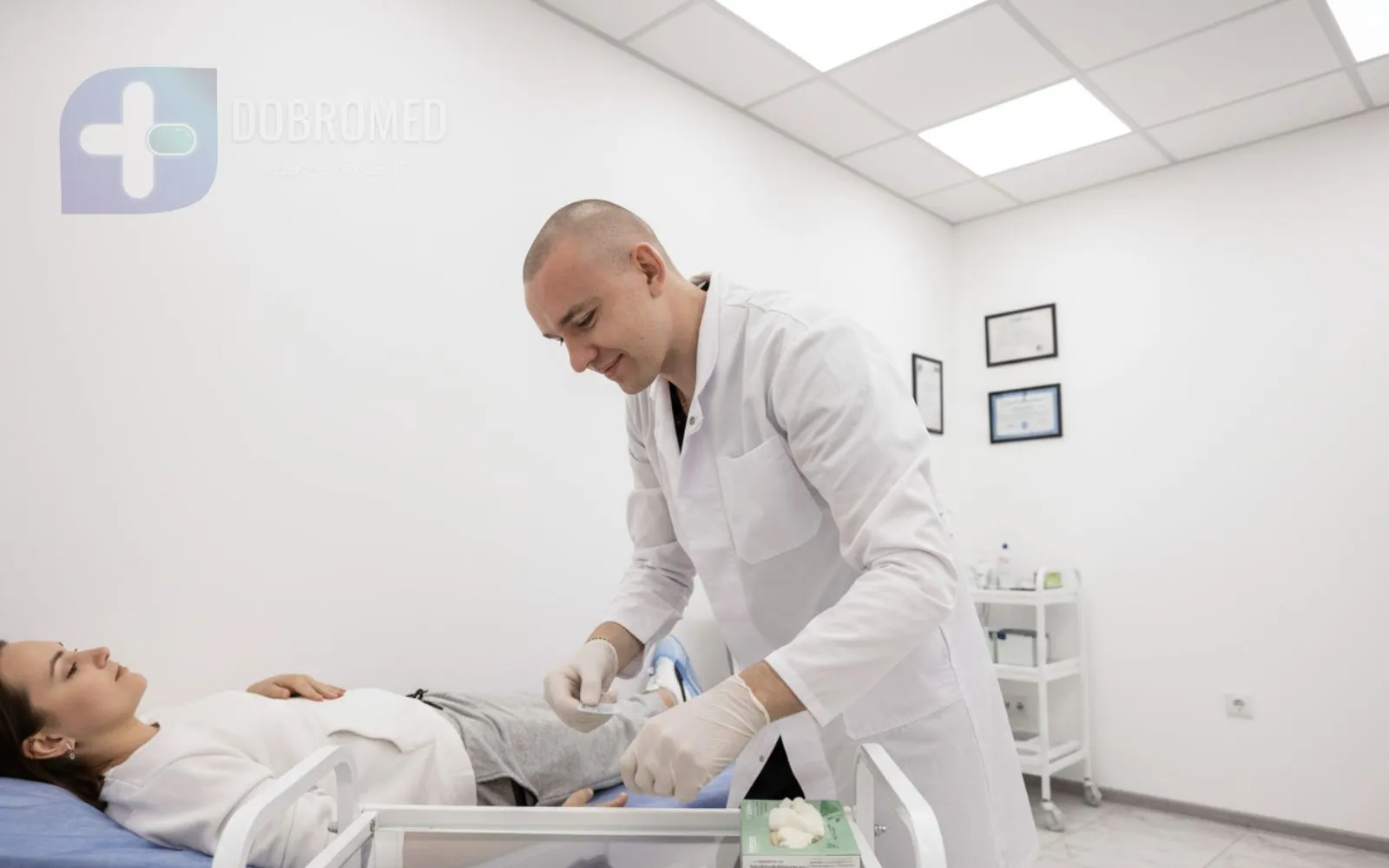 Лікар-нарколог проводить консультацію перед кодуванням від алкоголізму, Одеса