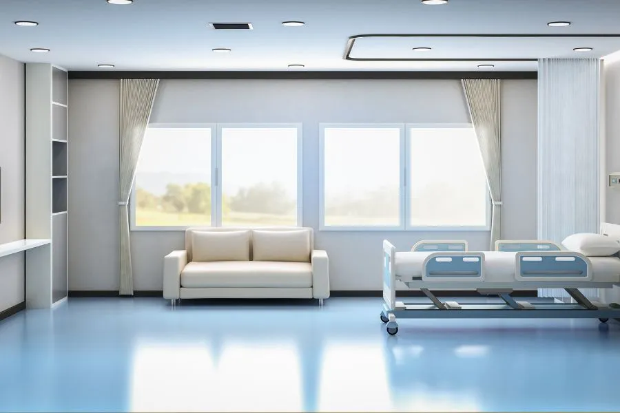Изображение современного и уютного холла клиники, создающее атмосферу безопасности