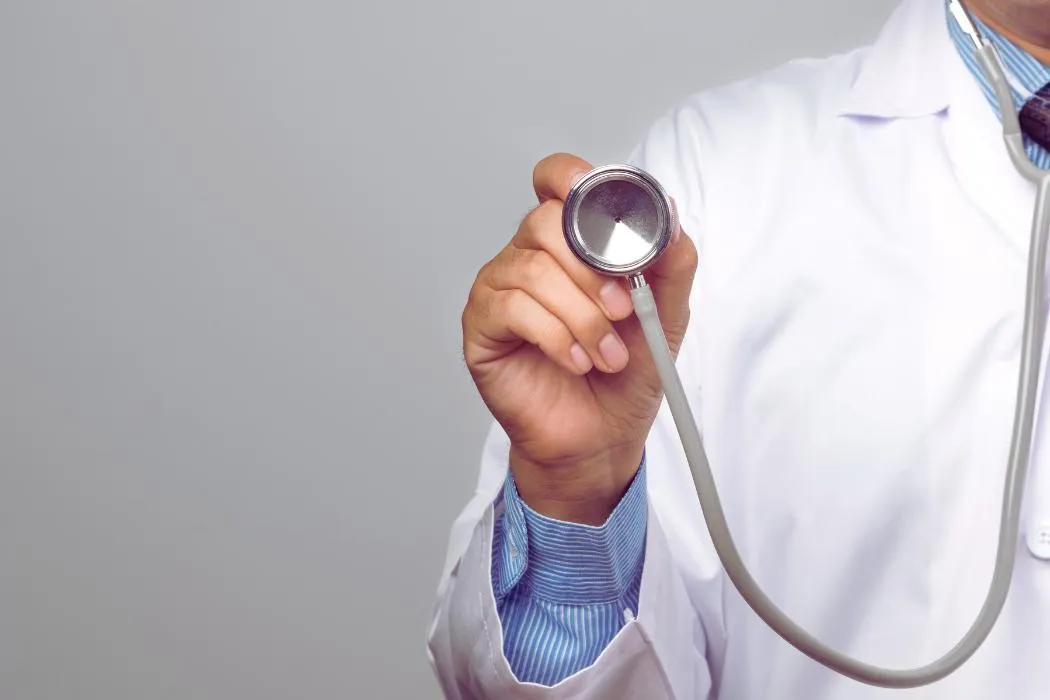 Лікар проводить процедуру імплантації від алкоголізму, Одеса