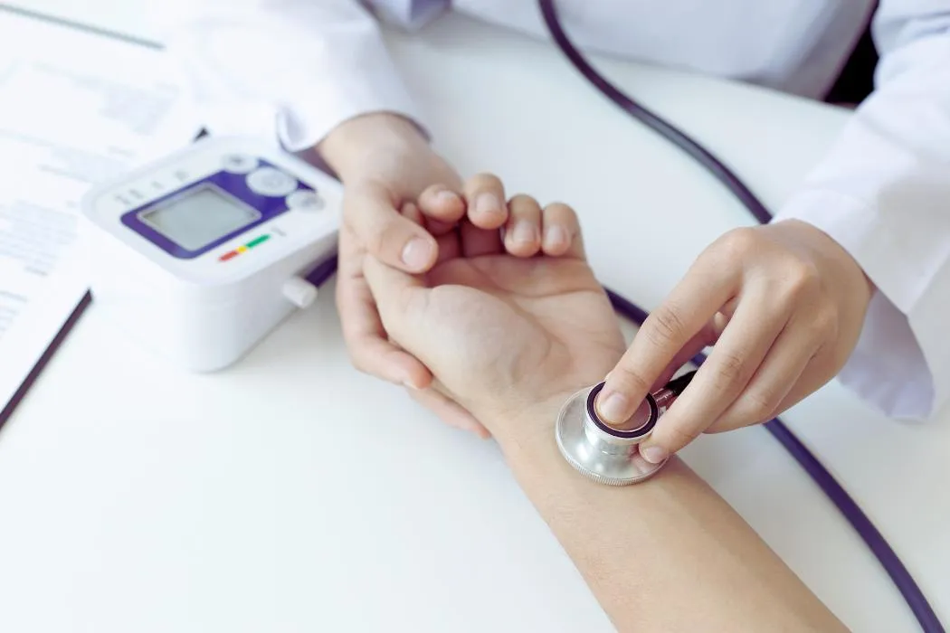 Врач проводит инъекцию Налтрексона в центре Добро, Одесса