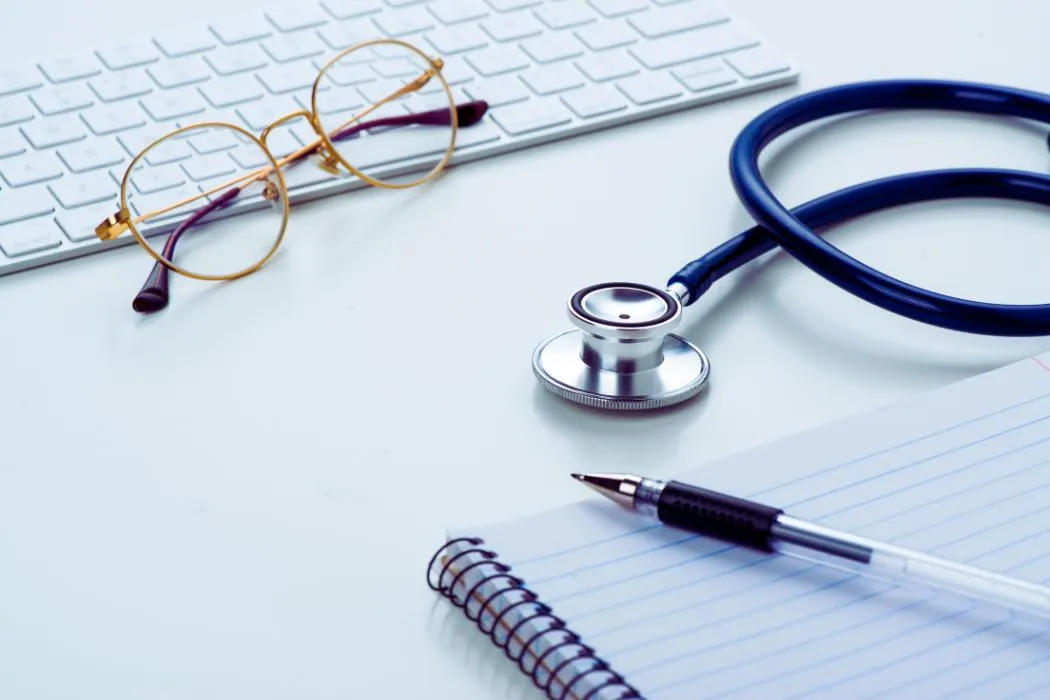 Врач проводит процедуру подшивки Эспераль пациенту, Одесса