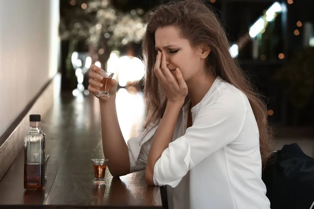 Символическое изображение влияния алкоголя на женское здоровье