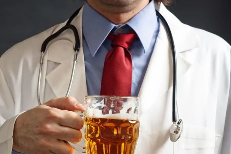 Рука, простягнута на допомогу, символізує підтримку в боротьбі з алкогольною залежністю