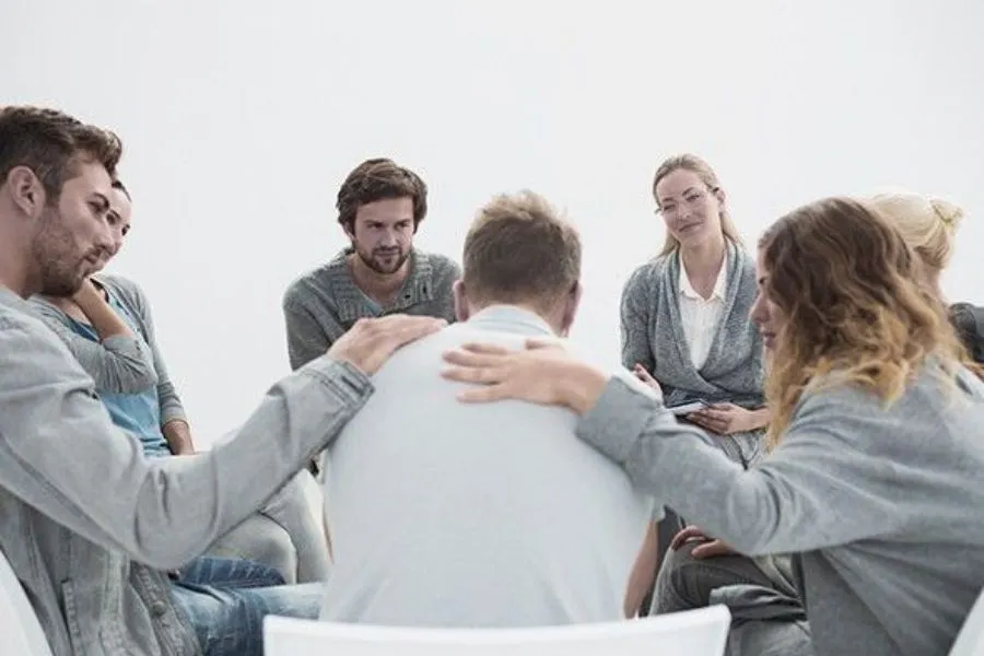 Две руки, крепко сжимающие друг друга, символизирующие прочную поддержку и исцеление