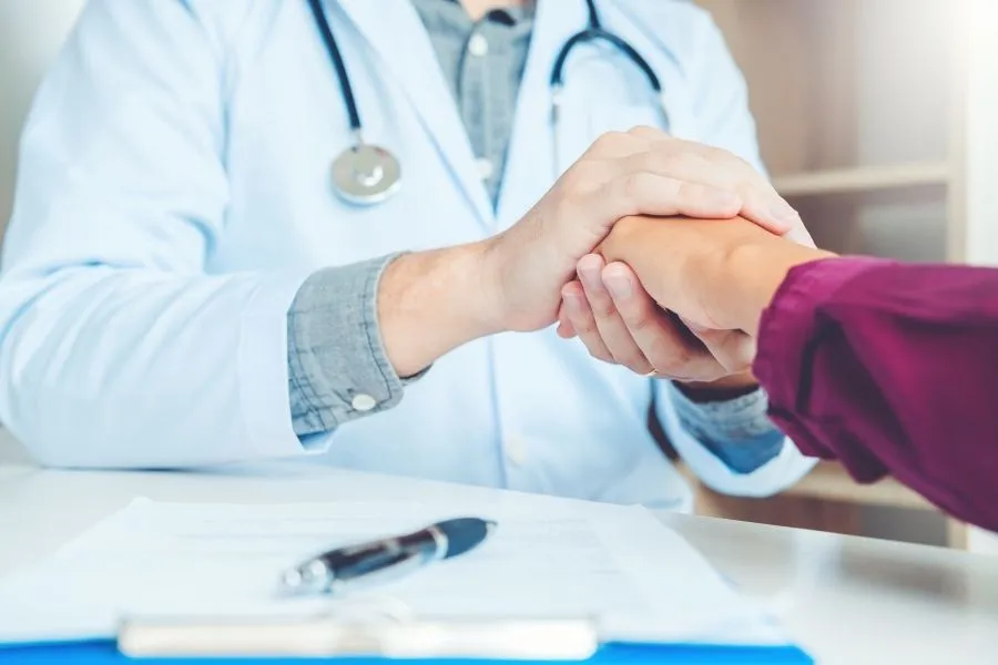 Группа молодых людей, символизирующая поиск поддержки и понимания