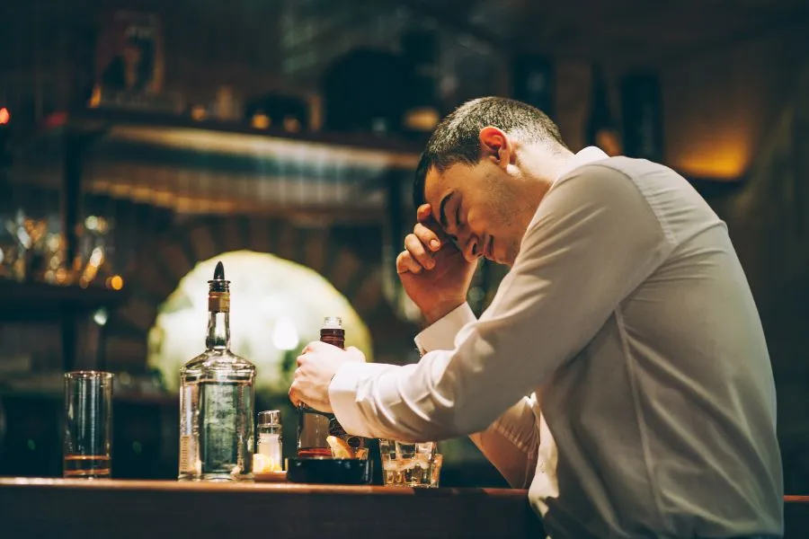 Человек, делающий первый шаг к новой жизни, символизирующий преодоление отложенной жизни