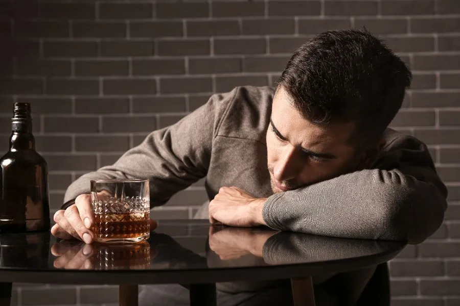 Уставший родитель с ребенком, символизирующий эмоциональное выгорание