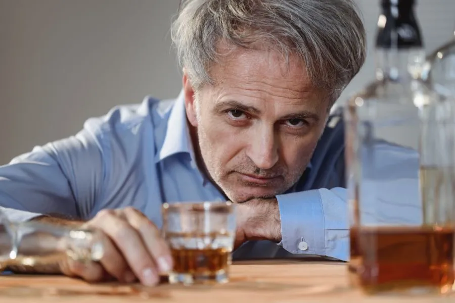 Группа людей, занимающихся йогой на природе, символизирующая здоровую альтернативу цифровому миру