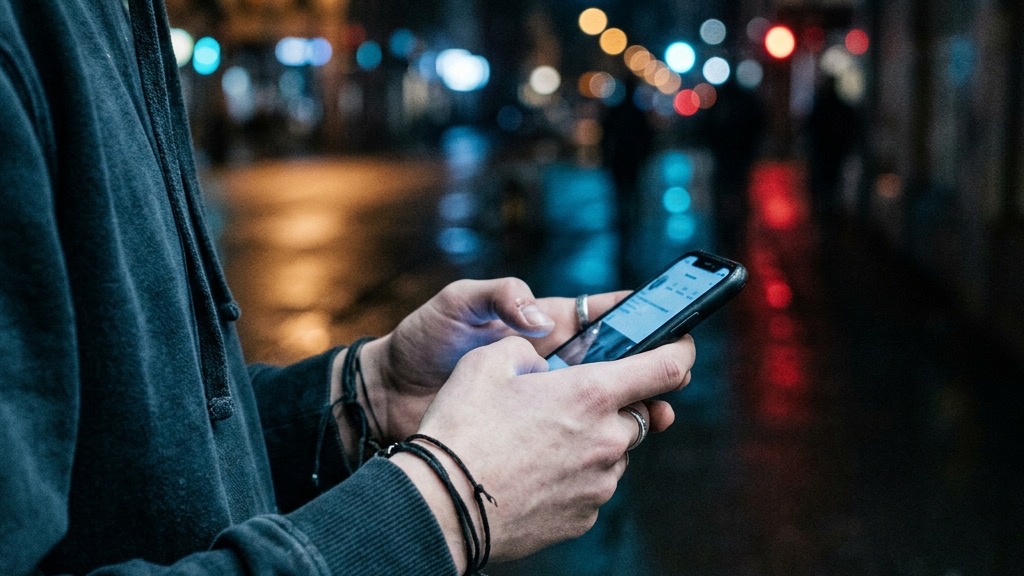 Закладки и Telegram-боты: наркомания в смартфоне